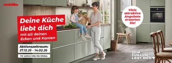 Werbebanner mit nobilia Familienküche in sanftem Grün, Mutter und Kind beim Gemüseschnippeln, große rote Schrift Deine Küche liebt dich, Infos zum Aktionszeitraum sowie Hinweis auf viele attraktive Küchenangebote im Küchenstudio